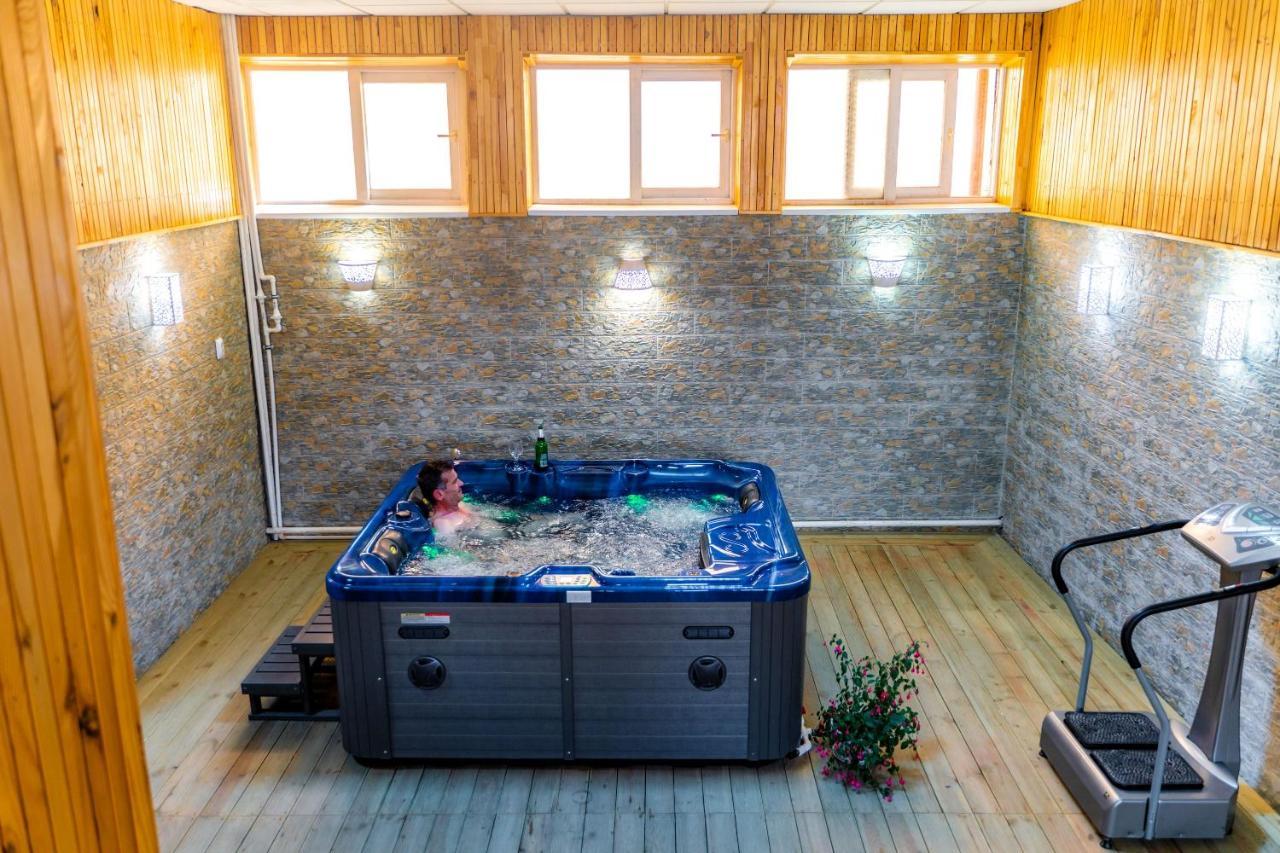 Hotel Turist Pucioasa Zewnętrze zdjęcie