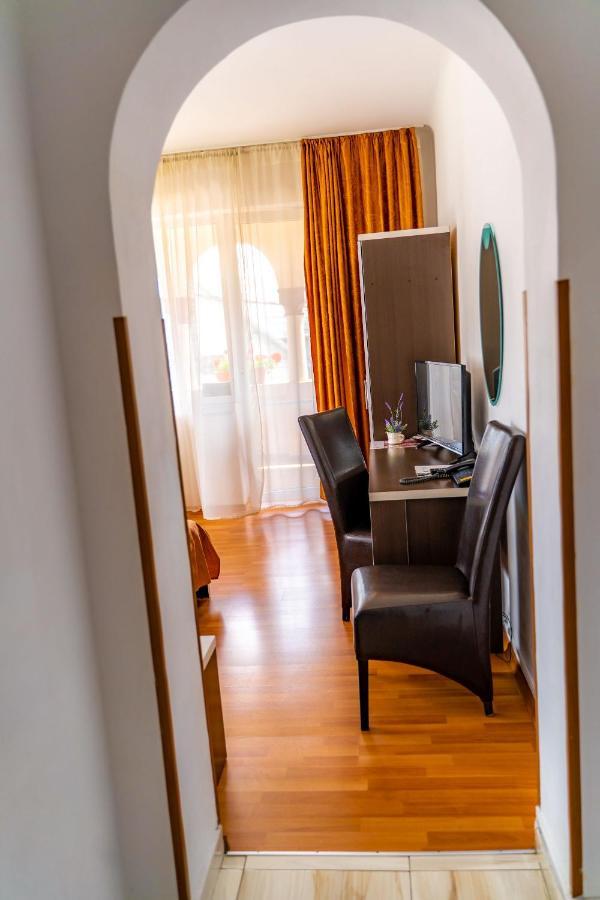 Hotel Turist Pucioasa Zewnętrze zdjęcie