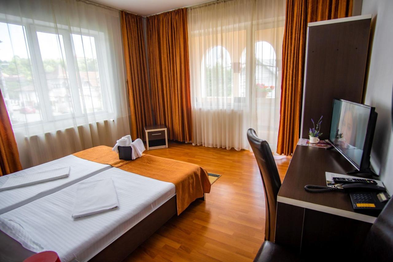 Hotel Turist Pucioasa Zewnętrze zdjęcie
