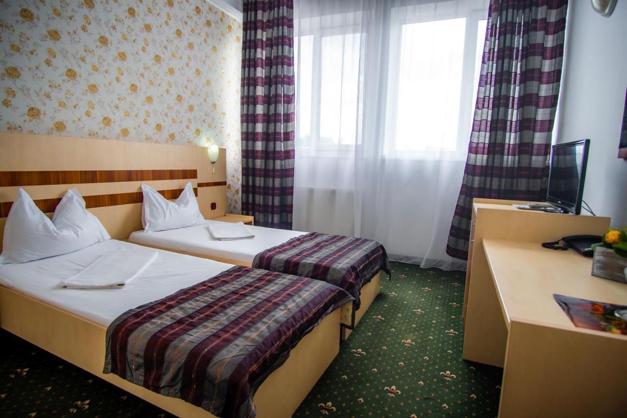 Hotel Turist Pucioasa Zewnętrze zdjęcie
