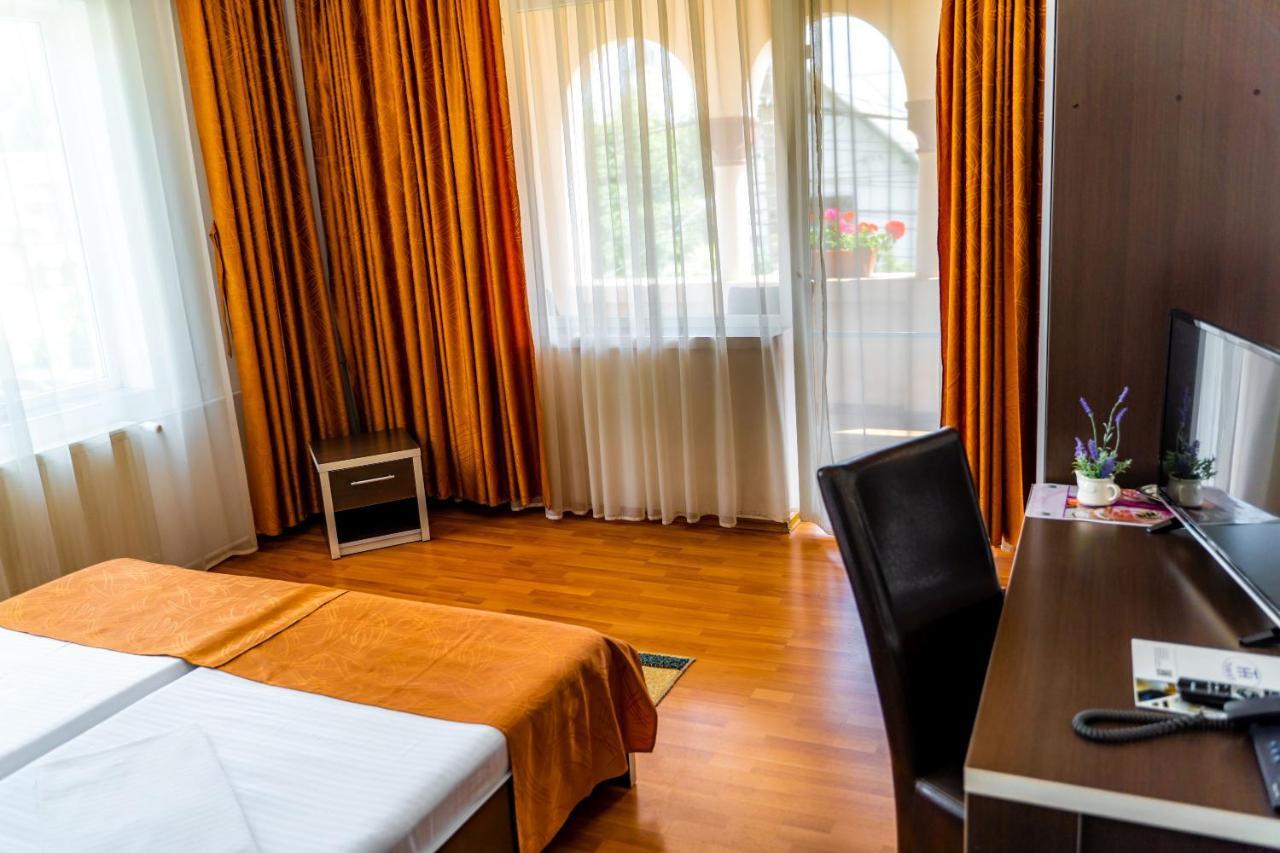 Hotel Turist Pucioasa Zewnętrze zdjęcie