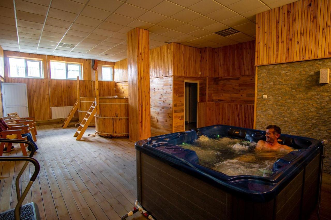 Hotel Turist Pucioasa Zewnętrze zdjęcie