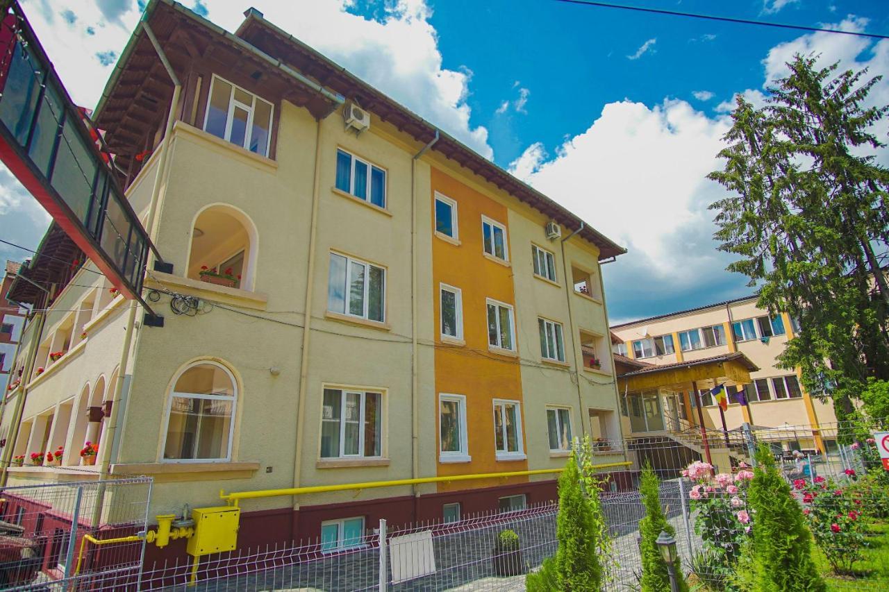 Hotel Turist Pucioasa Zewnętrze zdjęcie