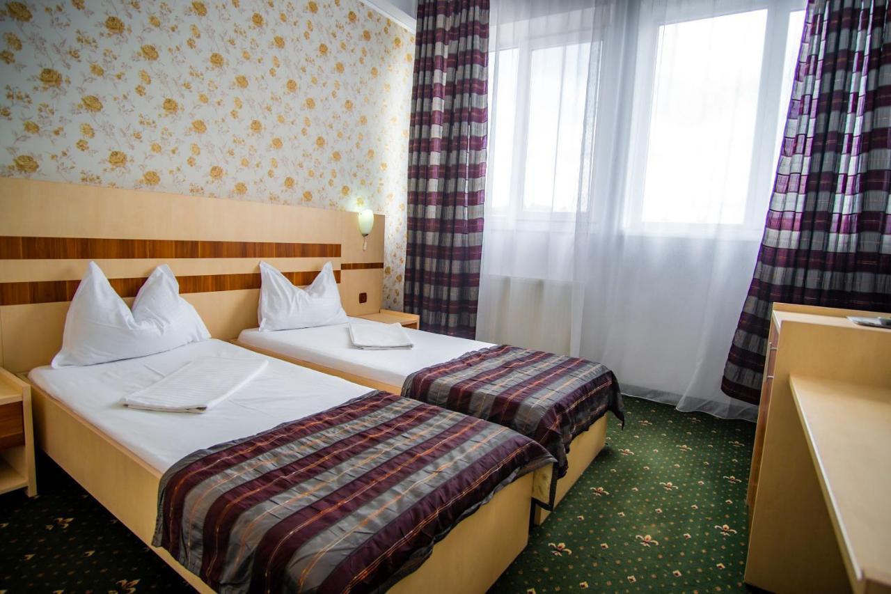 Hotel Turist Pucioasa Zewnętrze zdjęcie
