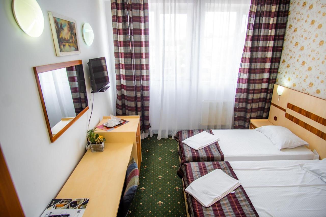 Hotel Turist Pucioasa Zewnętrze zdjęcie