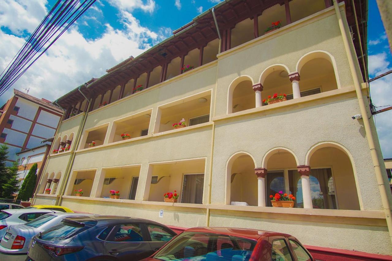 Hotel Turist Pucioasa Zewnętrze zdjęcie